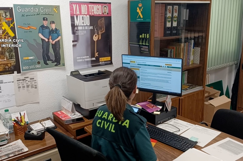 Detenido por agredir e insultar a su pareja mientras que ella realizaba un directo en redes sociales