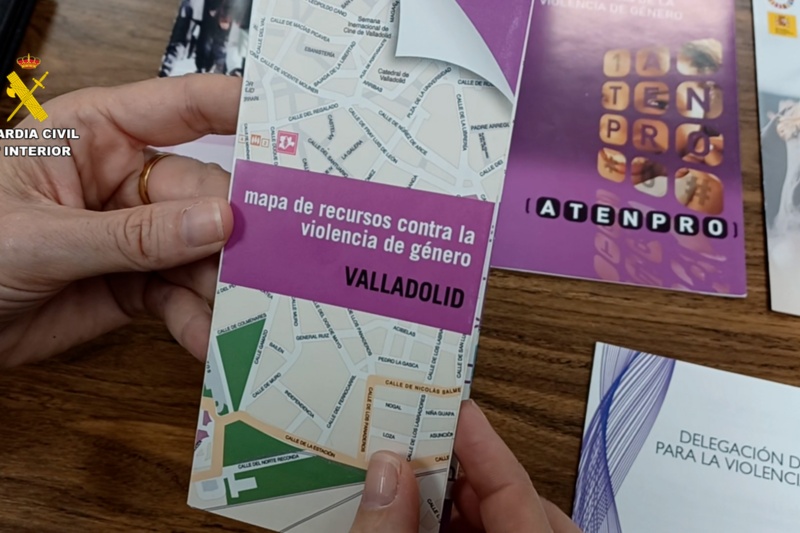 Detenido por agredir e insultar a su pareja mientras que ella realizaba un directo en redes sociales